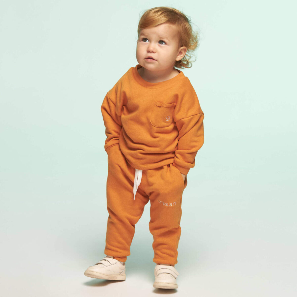 cât și ca strat secundar în combinație cu un tricou Cotton Basic. Manșetele elastice mențin mânecile rulate când copilul tău e în mijlocul unei activități