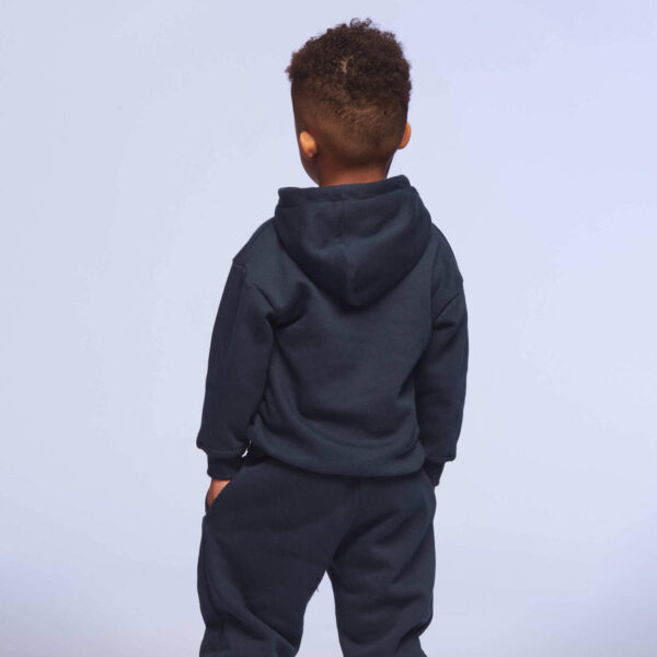 care visează deseori să fie ca “mami sau tati”. Așa că am combinat pantalonii de trening cu un hoodie pufos